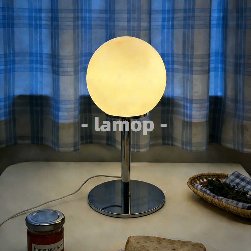 Decor Lighting Table Lamps - Milchweiße, massive Globus-Tischlampe mit dünnem Chromständer,