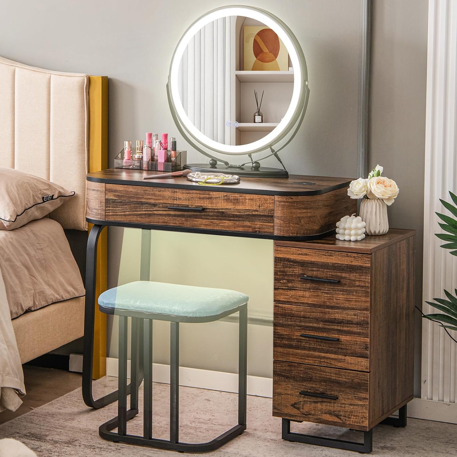 Furniture Lighting & Decor Magazine - # Beleuchteter Schminktisch mit Ladestation, Spiegel